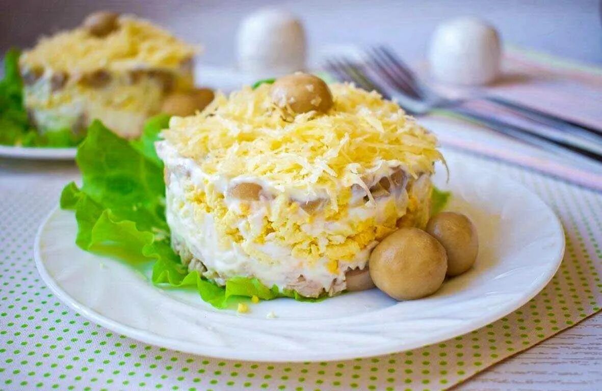 Слоеный салат с курицей грибами яйцом сыром. Салат шампиньоны с курицей и сыром. Салат с курицей и грибами и сыром. Салат с курицей и грибами слоями. Слоёный салат с курицей и грибами.