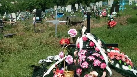На кладбище в день рождения умершего