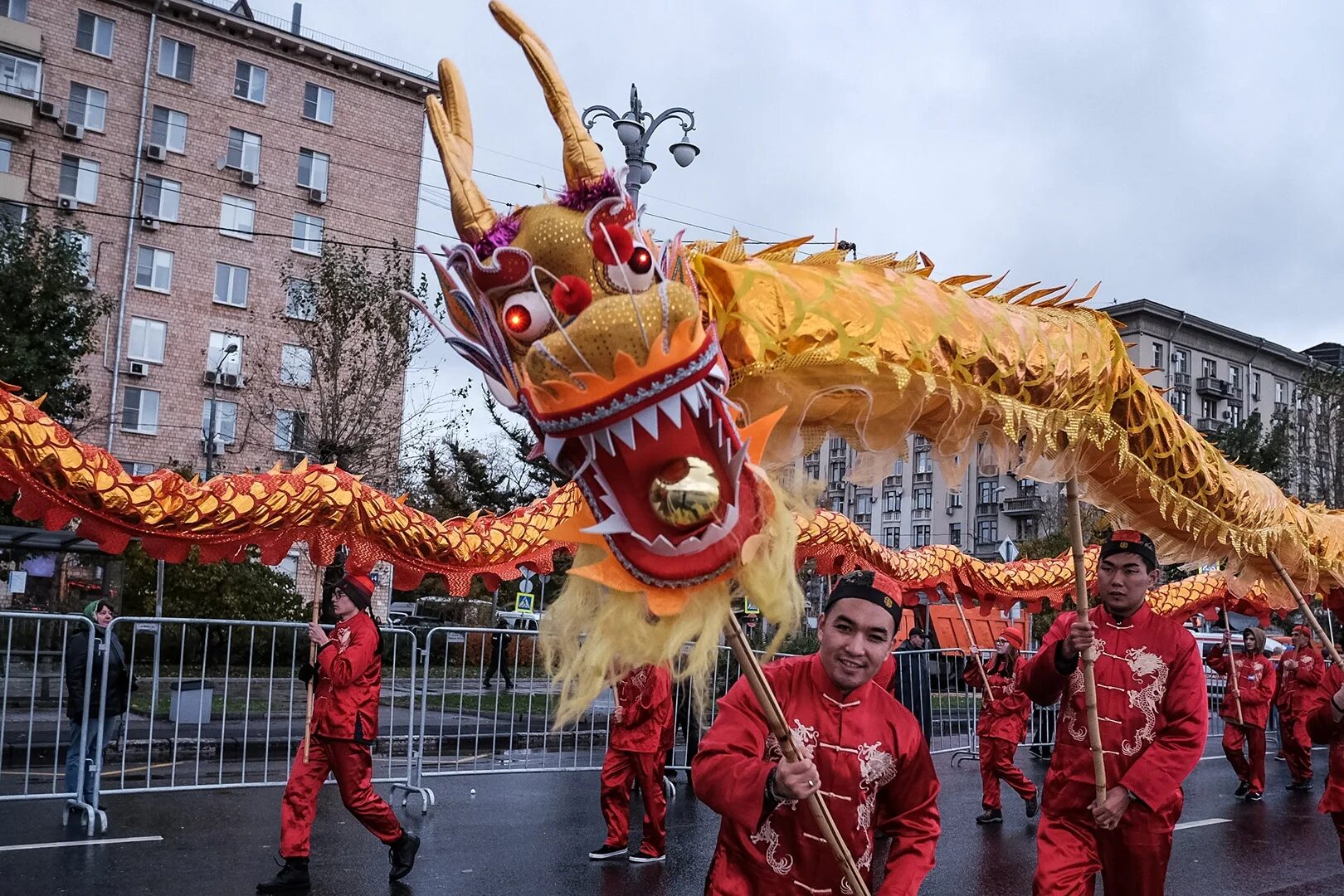 Где танцует дракон. Праздник дракона. Китайский дракон. Китайский дракон праздник. Танец с драконами.