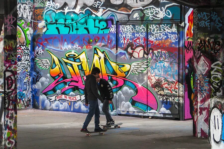 Негр со стеной. Парень с баллончиком. Граффити города новосибирск. Граффити рэперов. Негр граффитист.