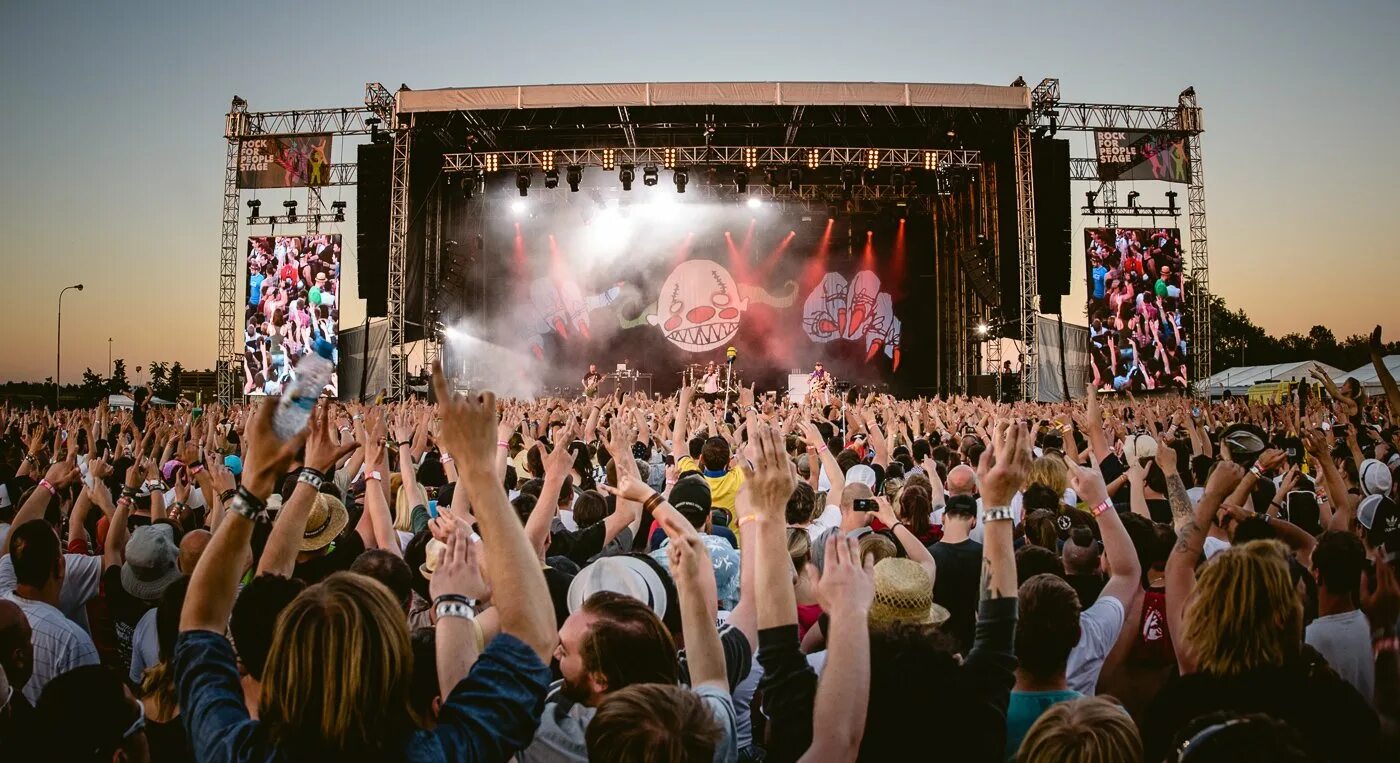 Рок-фестиваль «Rock in the Park».. Рок концерт фестиваль. Рок фестиваль концерт улице на. Фанаты на рок фестивале. Рок концерты в марте 2024