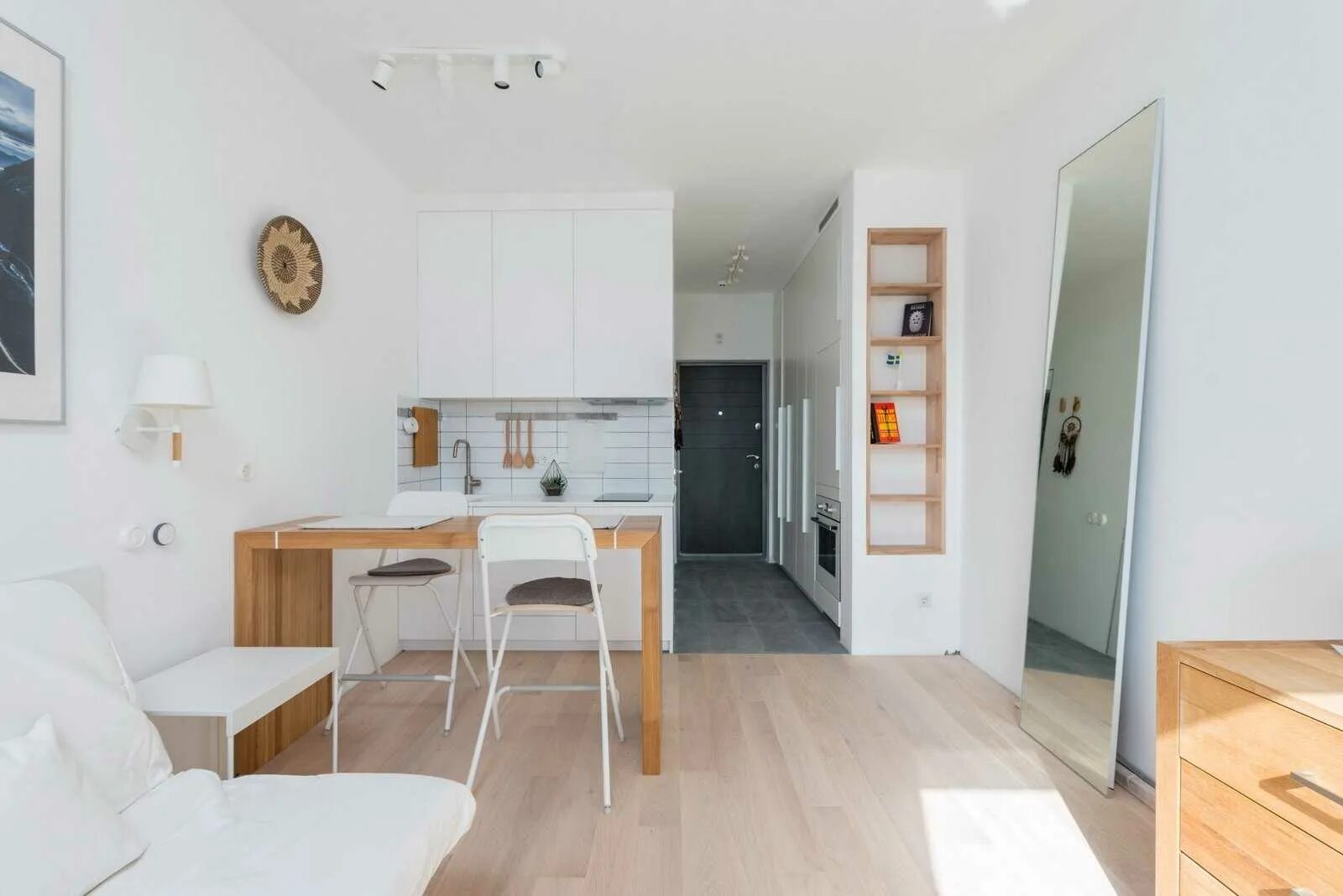 Интерьер студии 28 кв. Планировка студии 28 кв. Студия 30 кв м планировка зонирование. 28 кв метров. Маленькая квартира студия интерьер.