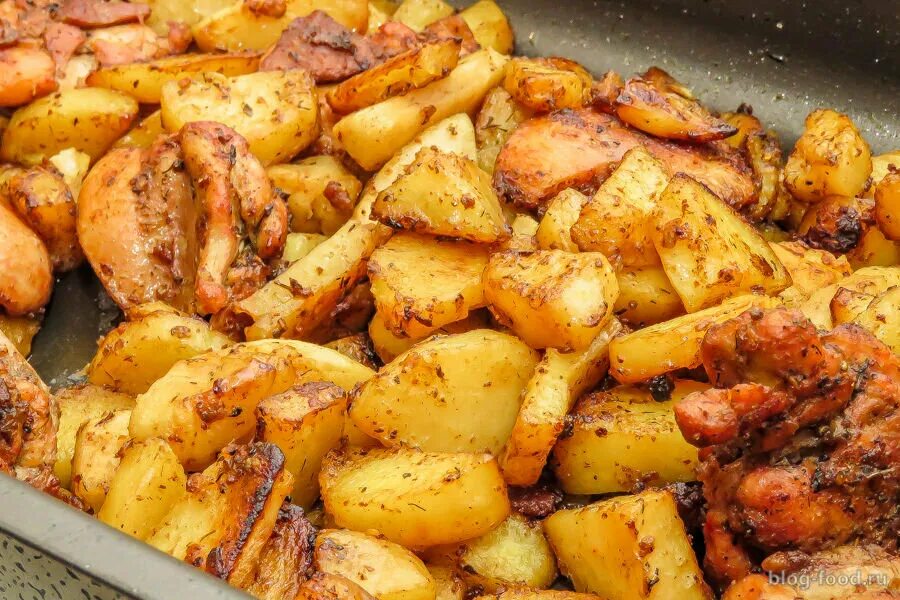 Жареная картошка с мясом. Картошка с мясом в духовке. Рецепты тушеной картошки в духовке. Картофель с овощами в духовке. Тушёная картошка с курицей в мультиварке пошаговый.
