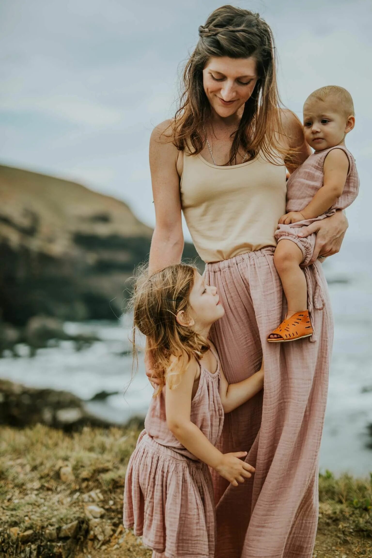 Mums daughters. Мать с ребенком. Женщина с ребенком. Женщина с двумя детьми. Красивая мама с ребенком.