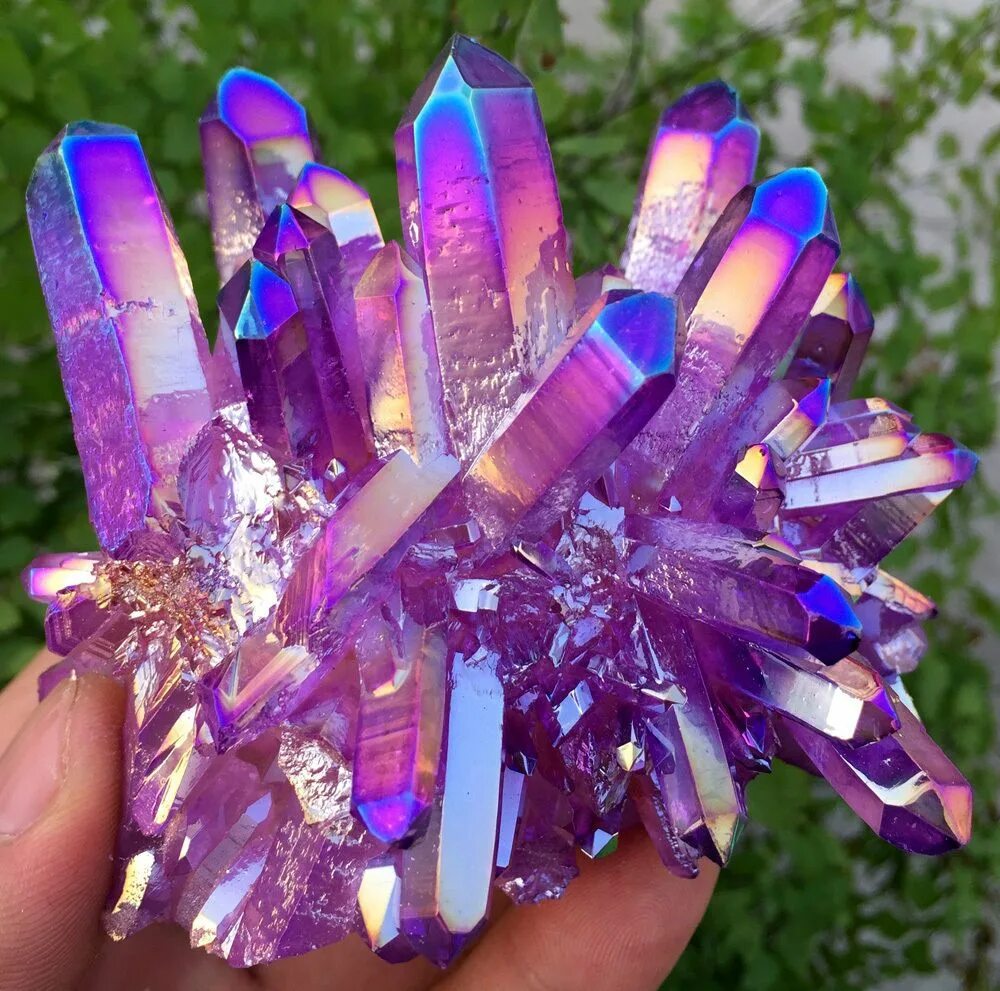 Кристальные фото. Purple Spirit Aura Quartz. Висмут в кварце. Самоцветы Кристаллы камни висмут. Висмут Эстетика.