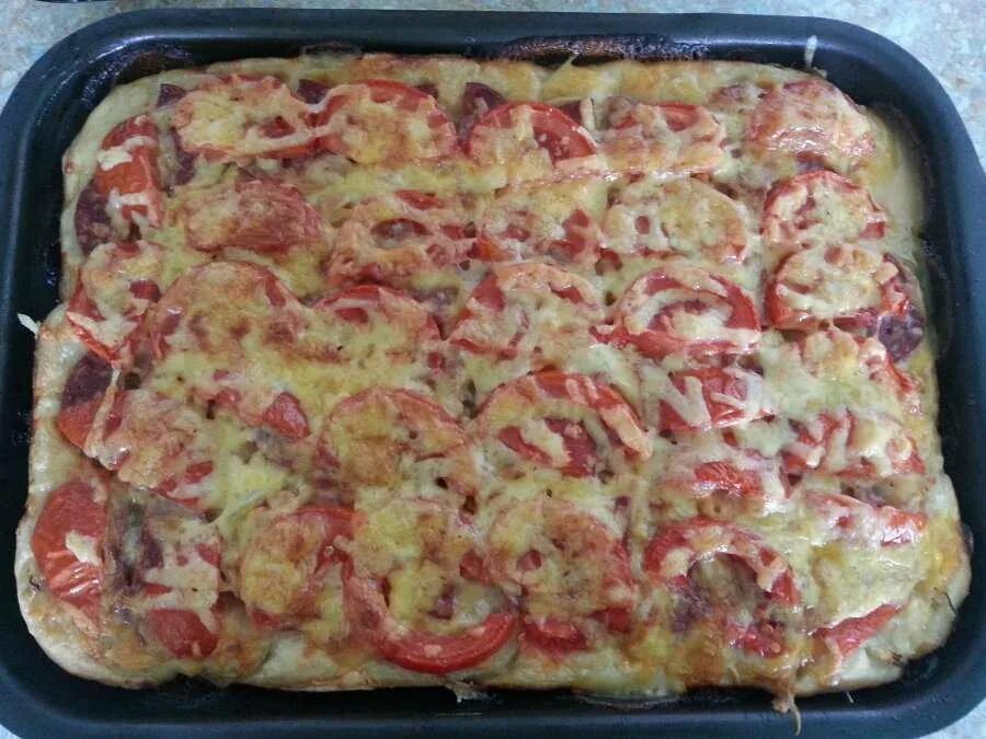 Пицца из дрожжевого теста с помидорами, колбасой и сыром по-домашнему рецепт пош