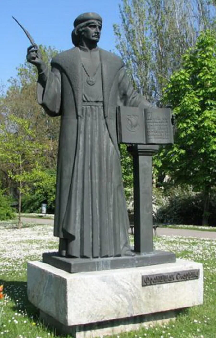 Памятник франциску скорине в минске. Памятники скорине. Памятник франциску скорине в минске. Памятник скорине в полоцке. Франциск скорина памятник в минске.