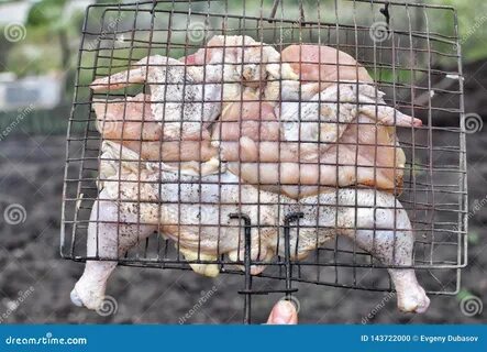 Свежий общипанный цыпленок на варить гриля барбекю Стоковое Фото - изображение н