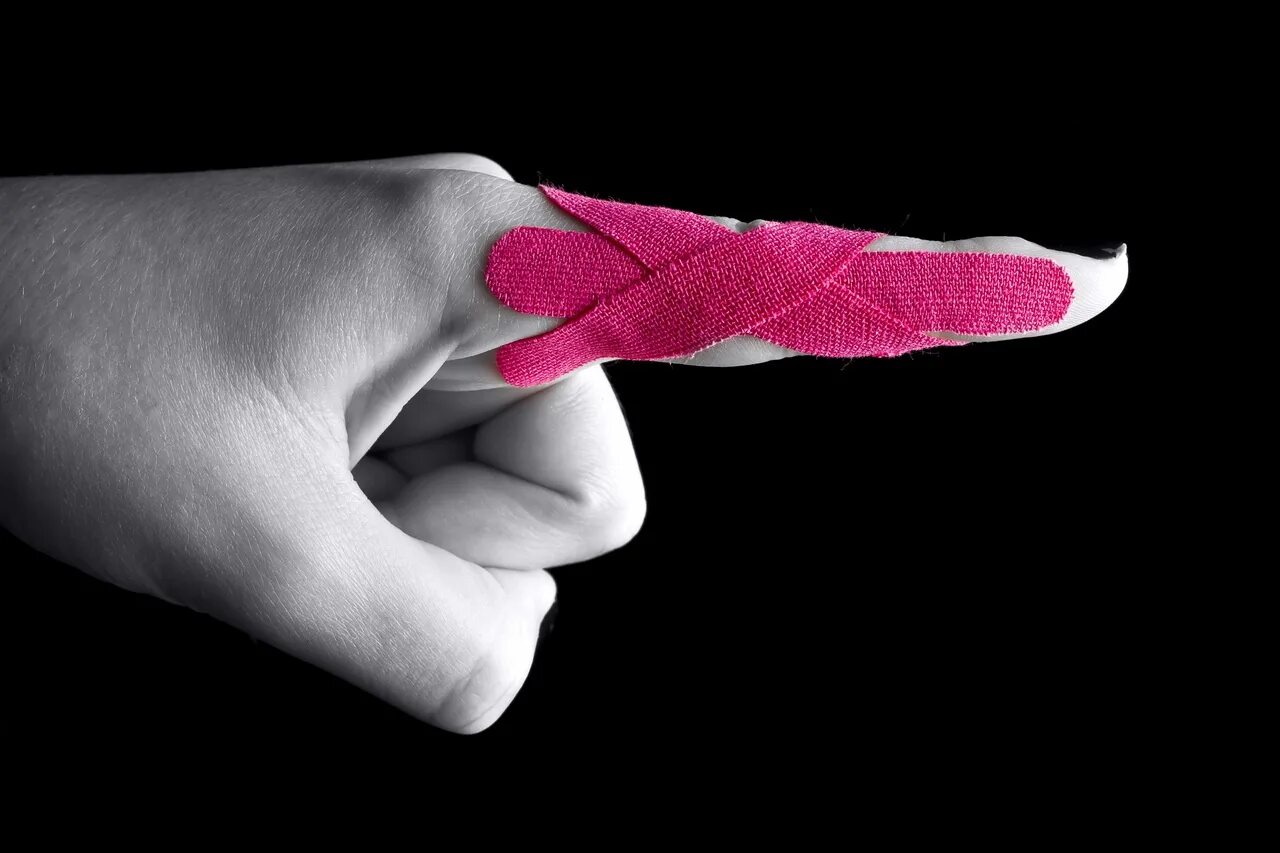 Тейпирование сустава пальца руки. Кинезио тейп на кисть руки. Как наклеить тейп на палец. Как наклеить тейп на палец. Тейпирование большого пальца руки при растяжении.