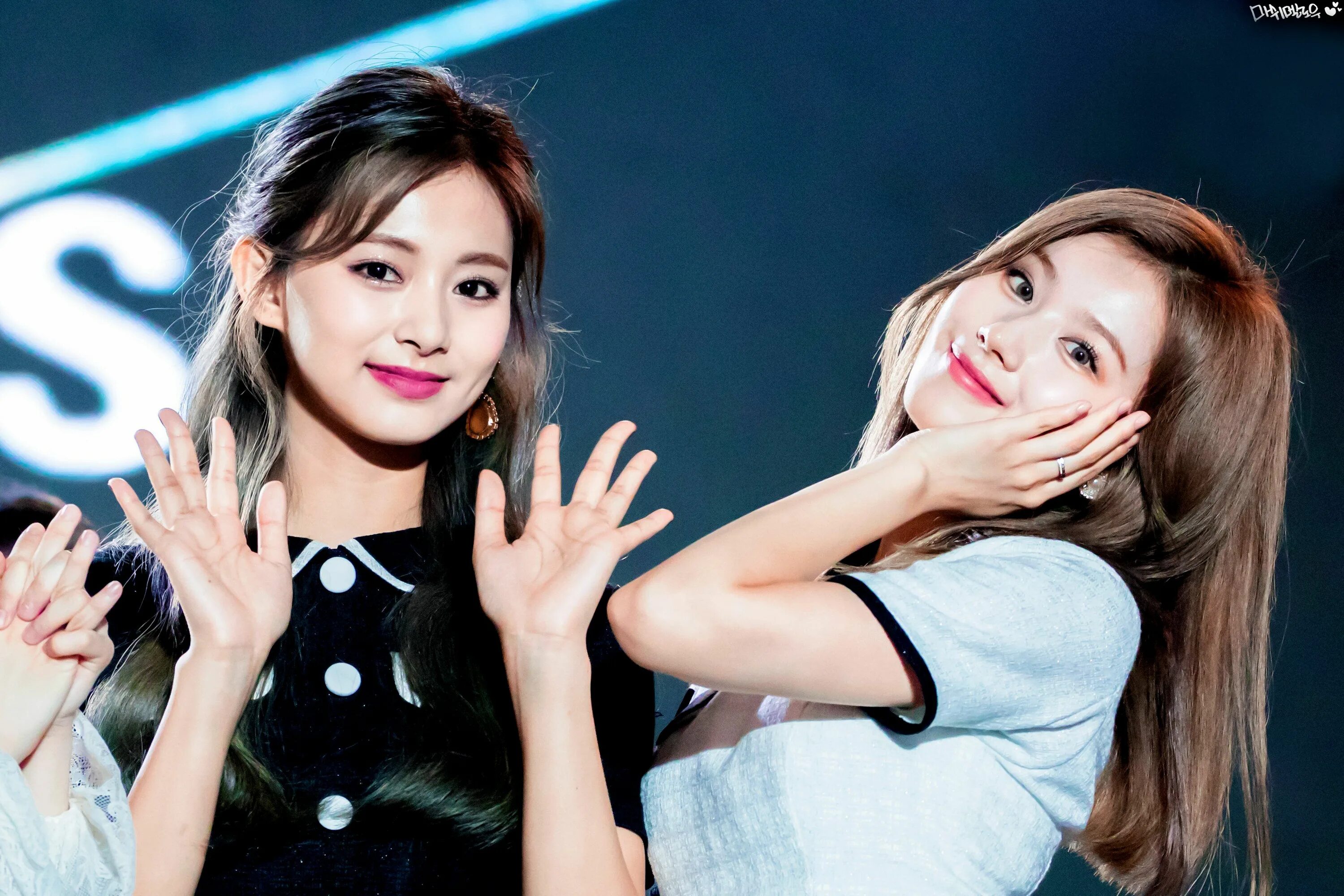 Lesson twice. Twice sana and tzuyu. satzu twice. сана kiss tzuyu. цзую и сана twice.