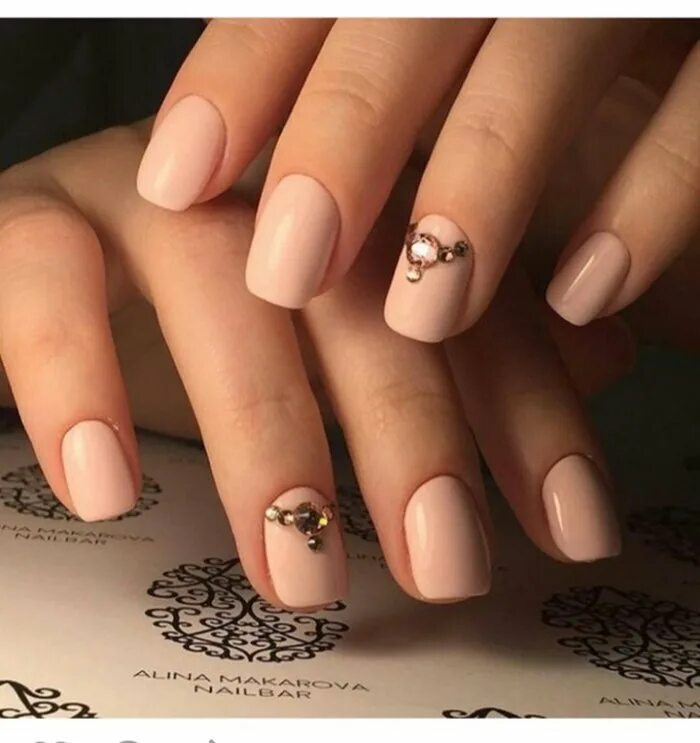 маникюр бежевого цвета. ногти с кожевым цветом. бежевый маникюр. бежевый маникюр. бежевый маникюр со стразами.