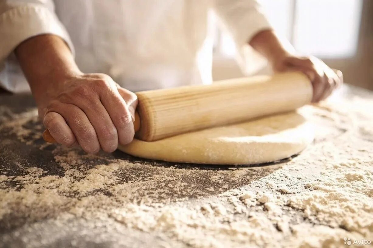 Формовка хлеба. Тольятти вакансии тольятти. Сосиска в тесте. Работа в тесте. Выпечка сосиска в тесте.