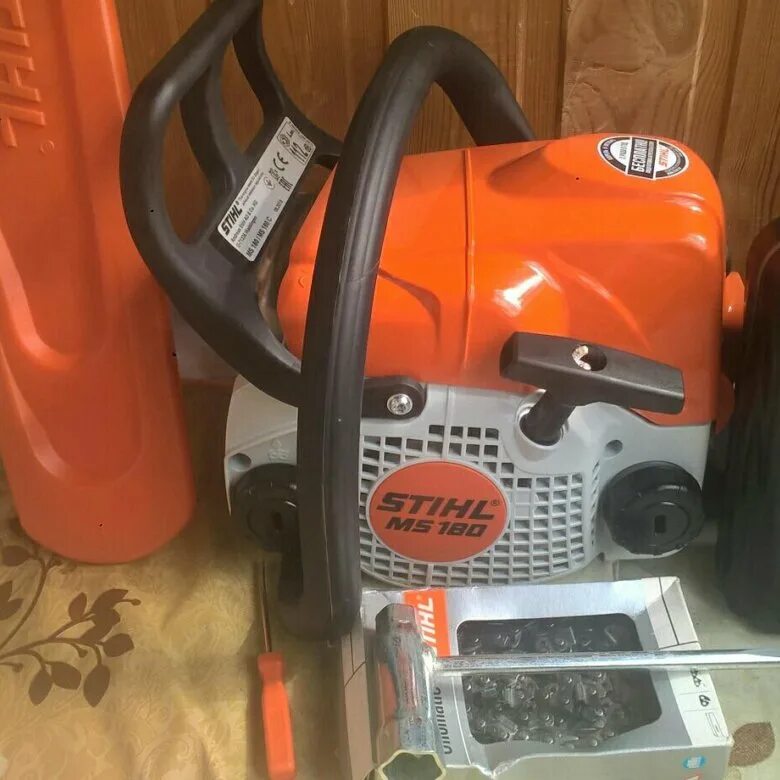 Штиль мс180с бензин. Масло для бензопилы штиль 180. Stihl 180 бензопила заливать масло. Shtil MC 180 масла.