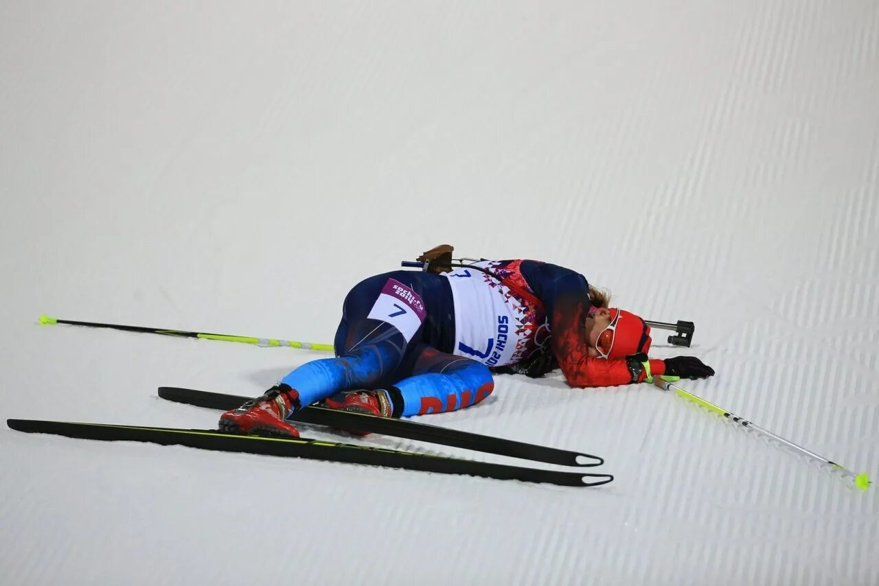 Лыжники упали. Шумилова биатлонистка. Лыжи биатлониста.