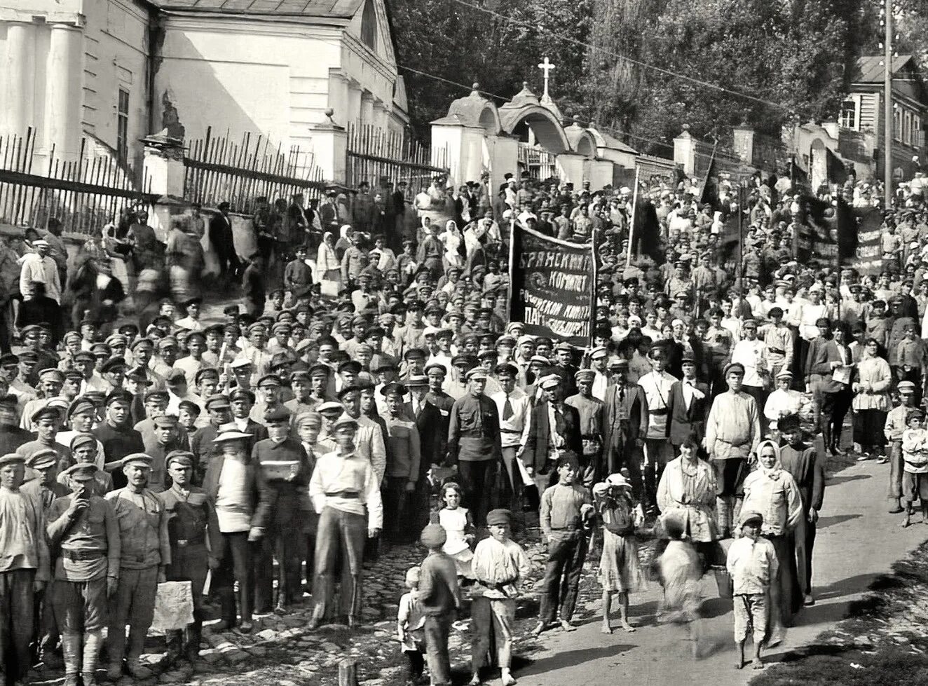 Старый брянск фото. Брянск 19 век. Брянск демонстрация 1917. Бульвар Гагарина Брянск 90е годы. Брянск бульвар Гагарина 90-е.