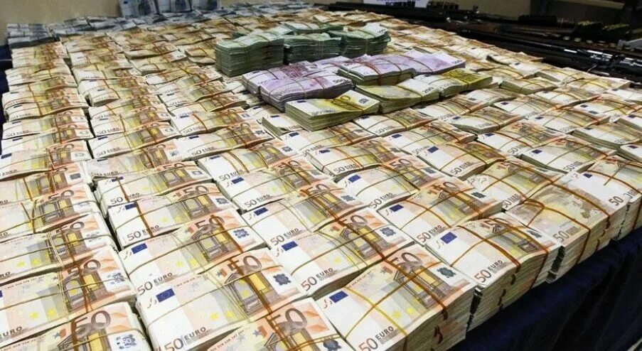 Большие деньги пачками. Много пачек денег. Много евро. Миллиард евро.