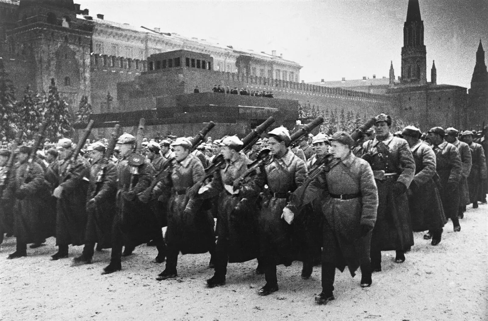Военное времени победа. Битва за Москву 7 ноября 1941 года. Парад на красной площади 1941 битва за Москву. Парад 7 ноября 1941 года в Москве на красной площади.