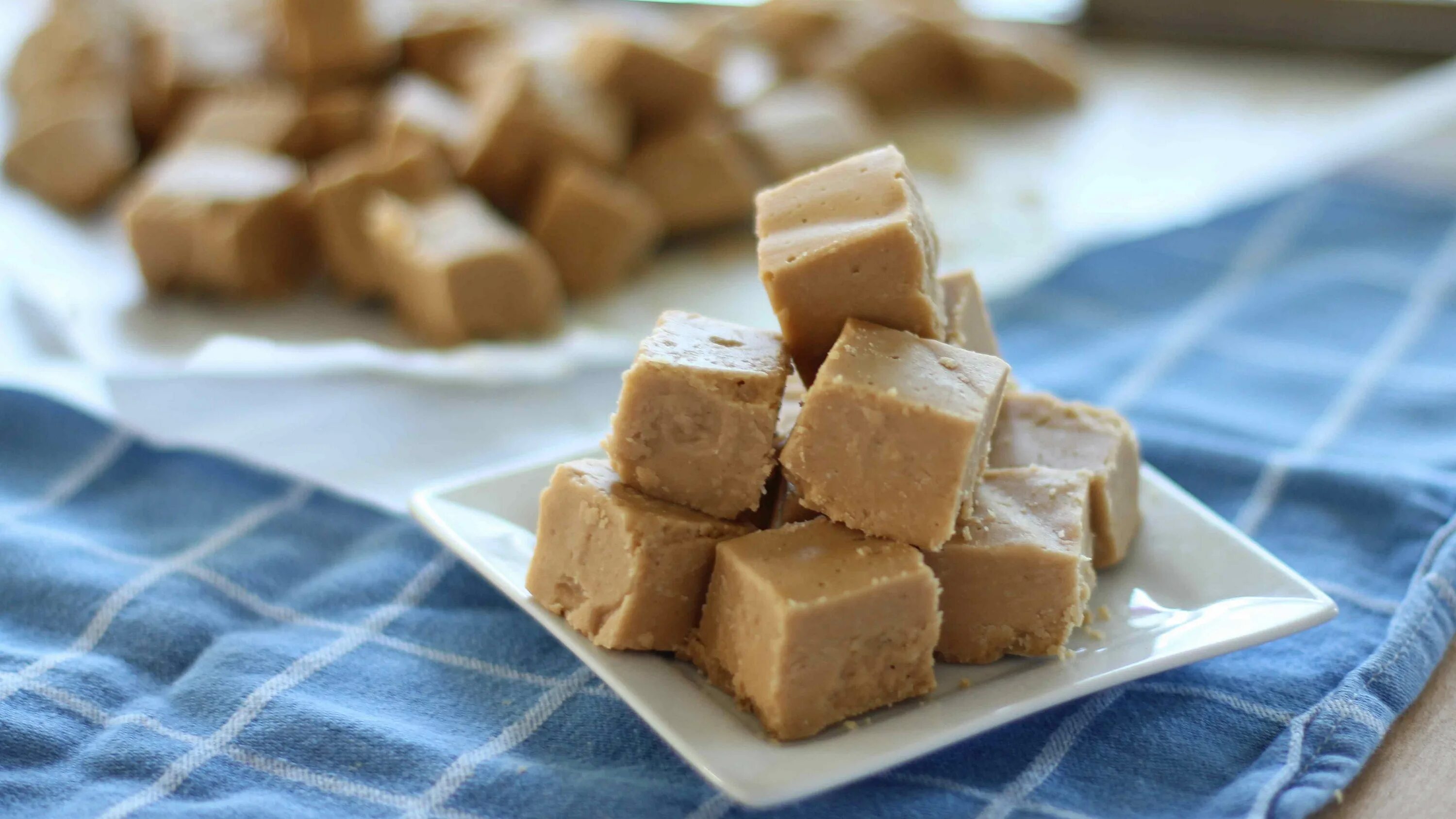Помадка еда. (peanut butter fudge day) в сша. арахисовая помадка. день арахисово-сливочной помадки. фадж фуд.