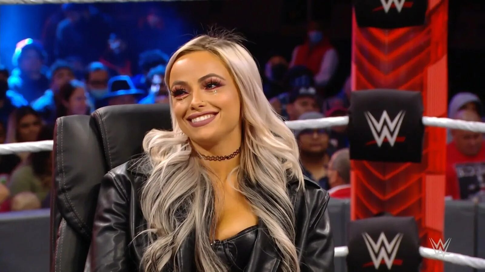 Лив Морган. Liv Morgan WWE. Лив Морган и Алекса Блисс. Liv Morgan 2019.