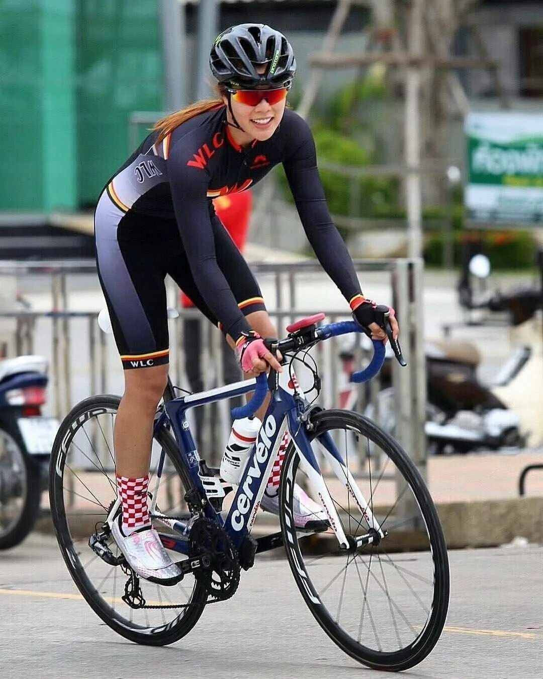 Девушка велосипедиста. Женские велогонки. Велосипедисты женщины. Девушка на шоссейнике.