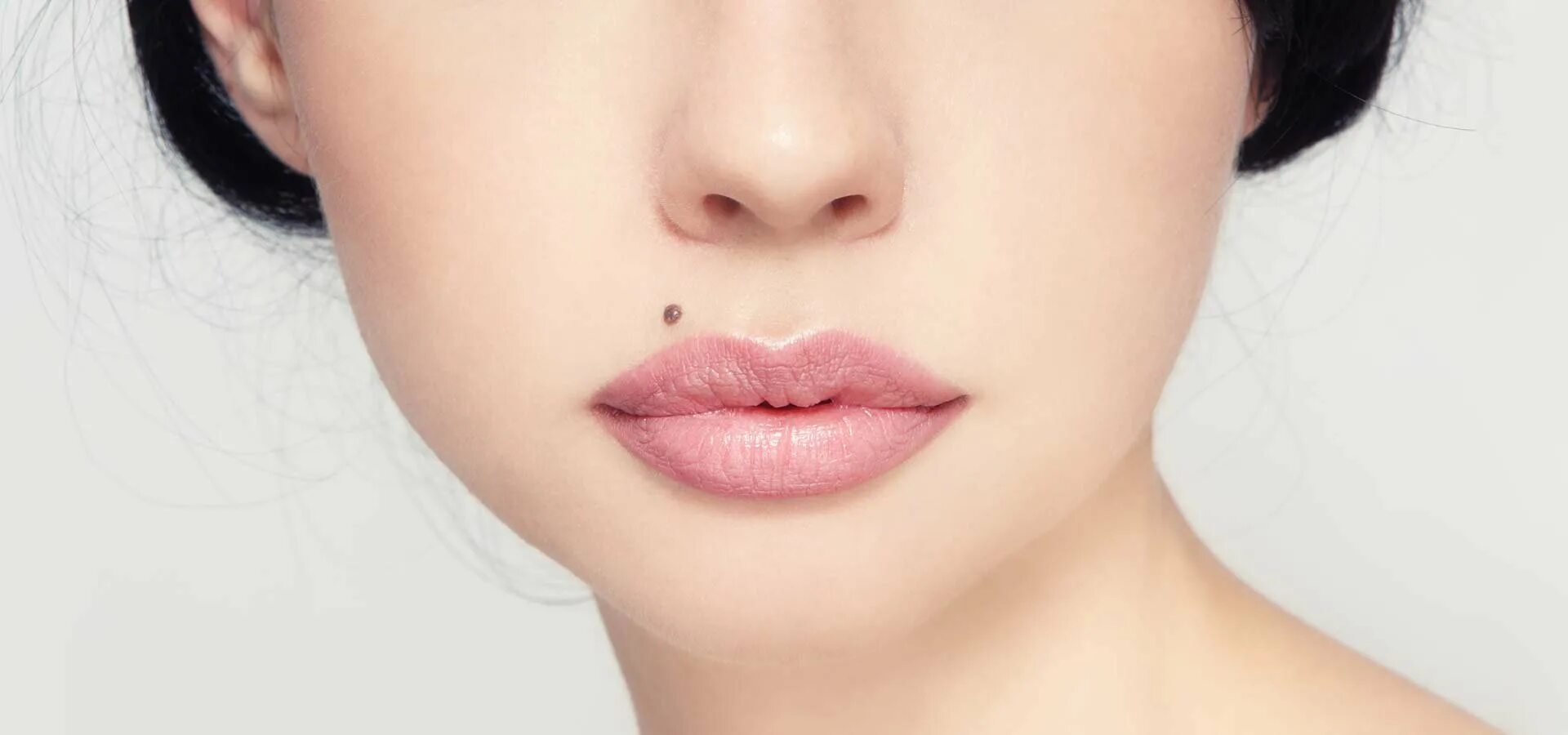 родинка около губ