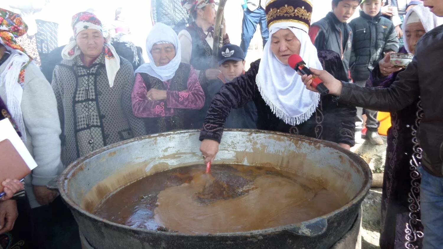 Праздники киргизов. Навруз в Киргизии. Сумаляк Киргизия. Традиции Нооруз Киргизия. Навруз сумаляк.