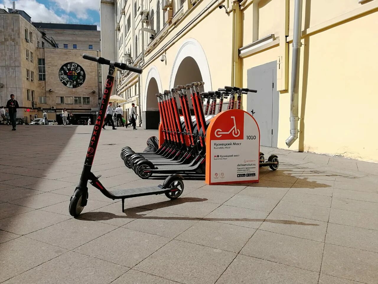 Самокат напрокат в москве через приложение. Кикшеринг Делисамокат. Электросамокат Шеринг. Шеринг самокатов в Москве. Электросамокаты Шеринг Москва.