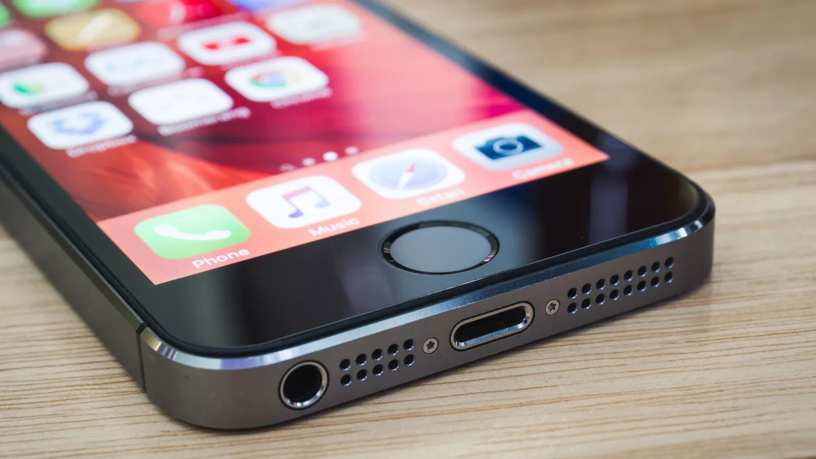 Apple se sport. Iphone 5se. Iphone se 64gb фото. Iphone 5s Space Gray 32gb. Iphone se 2016 фото.