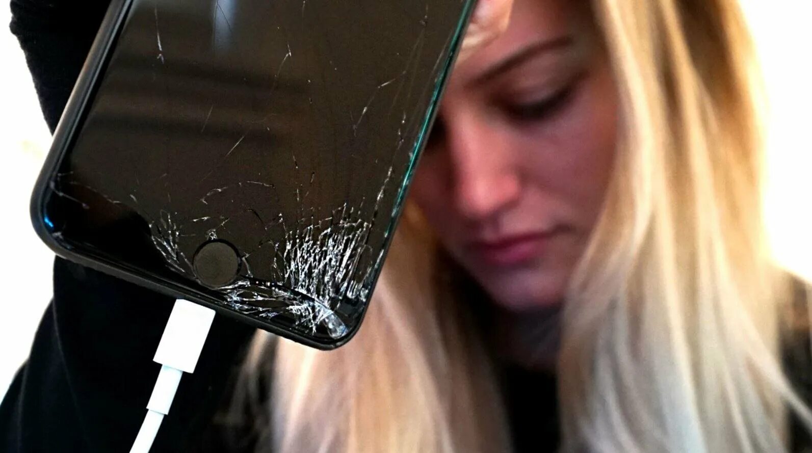 Сломанный смартфон. Разбитые айфоны. Девушка с разбитым айфоном. Сломанный айфон.