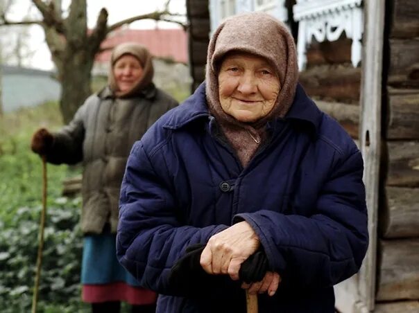 Старики старухами видео. Сельские пенсионеры. Деревенские люди. Пенсионеры в деревне. Деревенская бабушка.