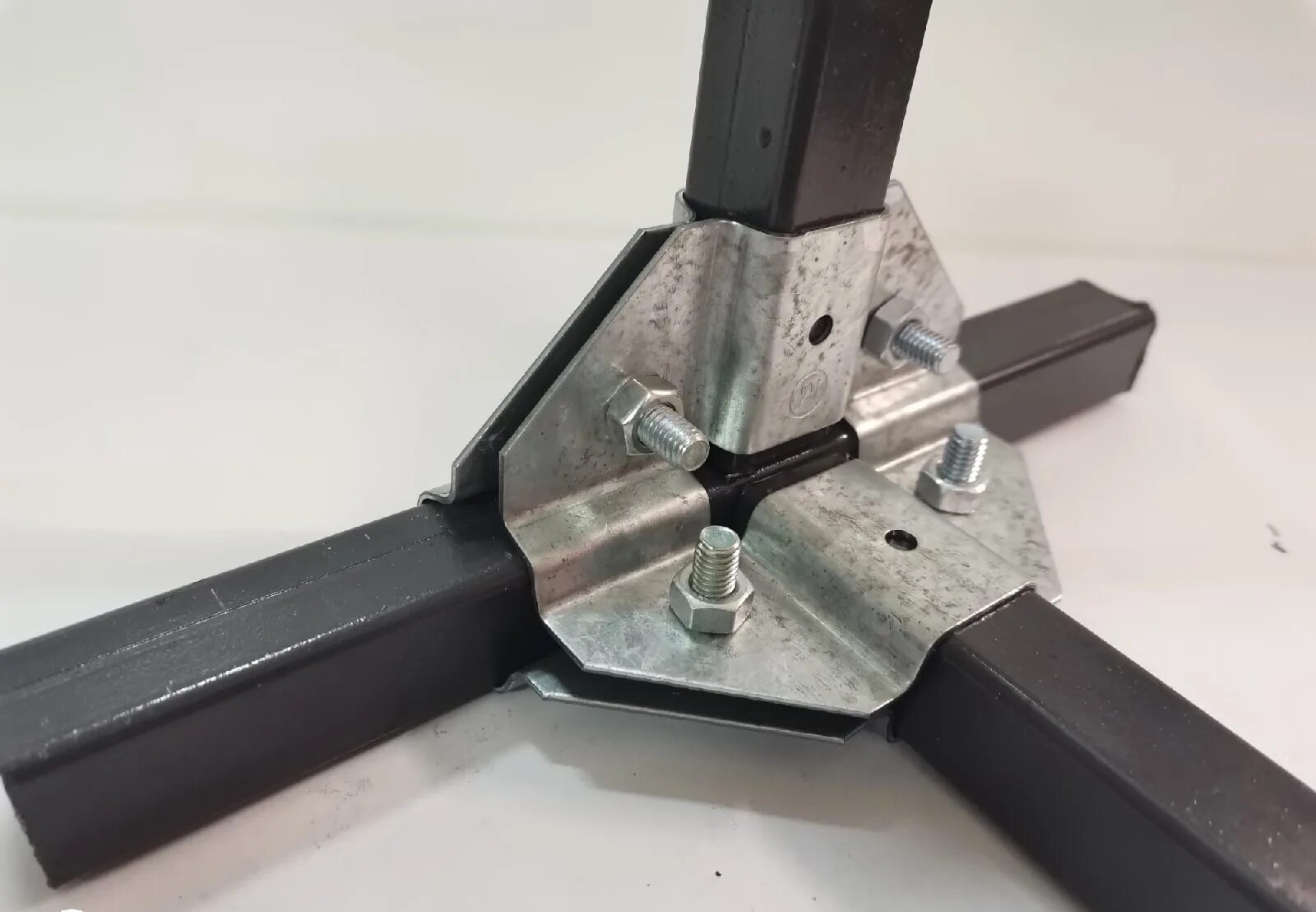 Краб-система т-образная 20х20 (1,2мм). 2 мм) гоц. Краб-система крепеж для профильной трубы 20х20мм. Краб-система т-образная 20х20 (1,2мм). Краб-система для профильной трубы 20х20.