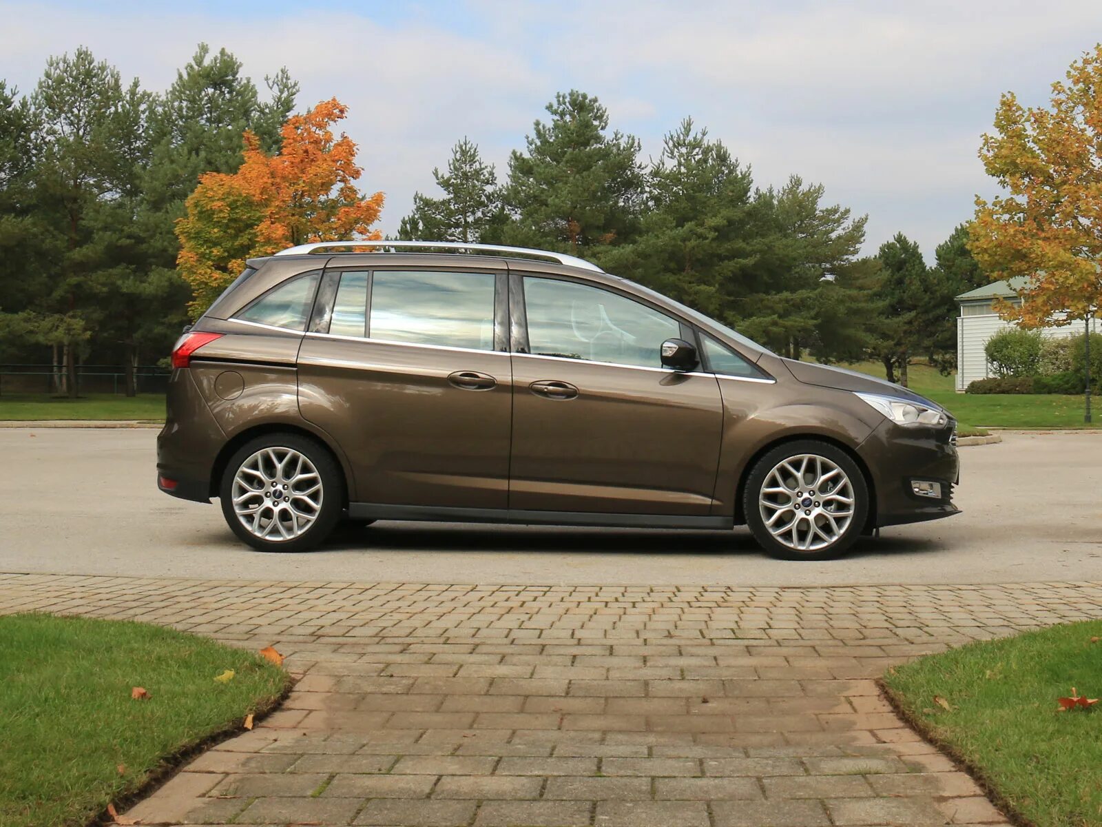 Бюджетный 7 местный автомобиль. Китайский минивэн baojun 730. Ford c max 2010. Компактвэн 2021. Машина dacia lodgy.
