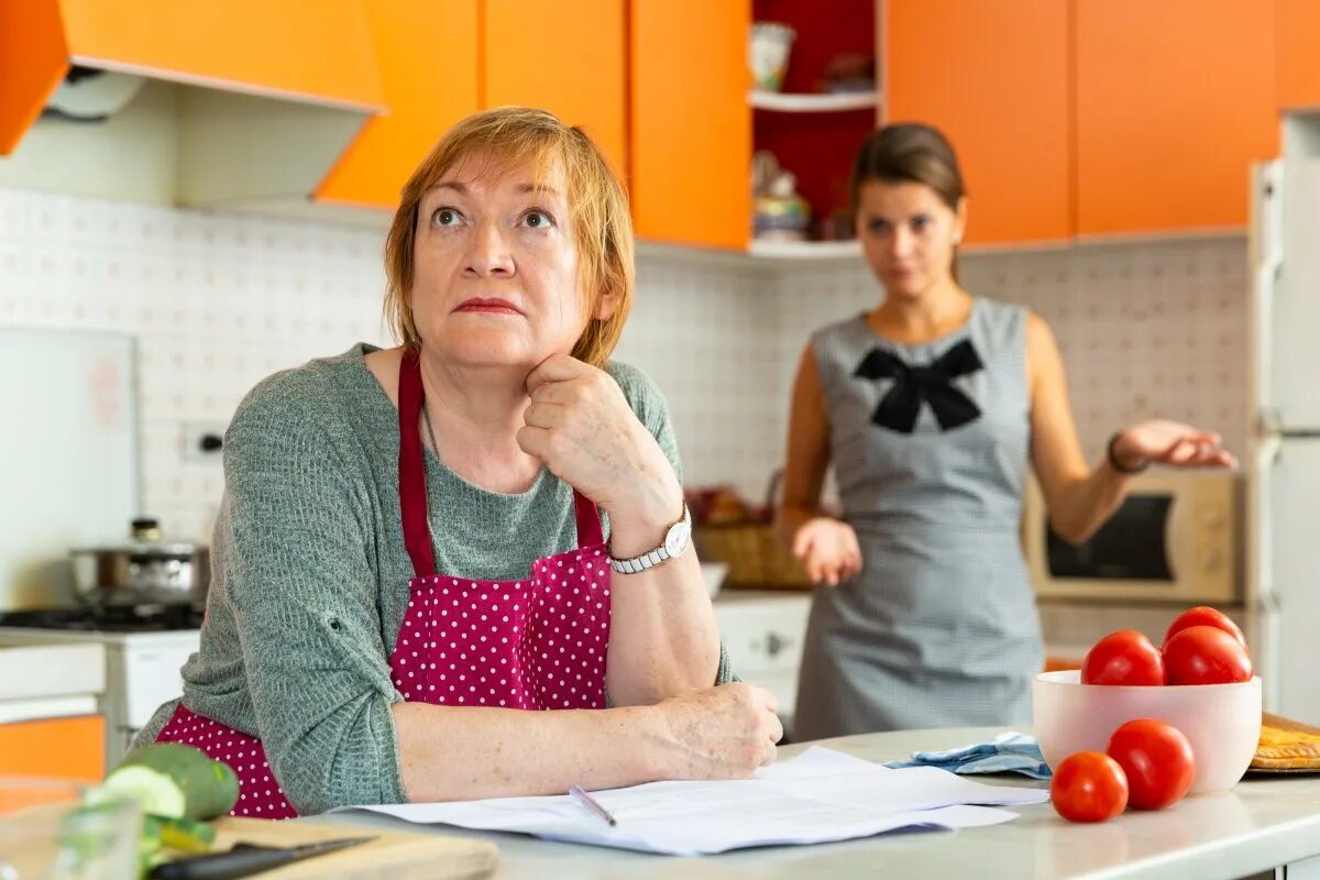 Невестка и свекровь чурикова. Свекровь и невестка на кухне. недовольная мама на кухне. бабушка на кухне. свекровь на кухне.