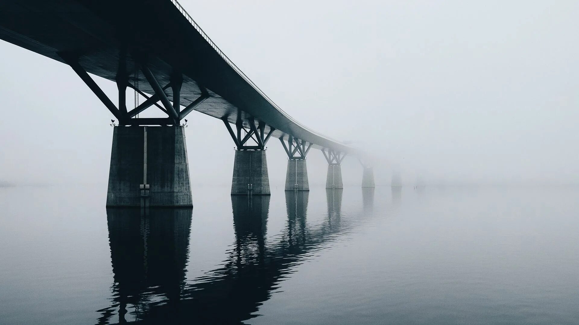 Мост на воде. Отражение моста в воде. Отражение в воде мостика. Вода мост туман. Мост через час