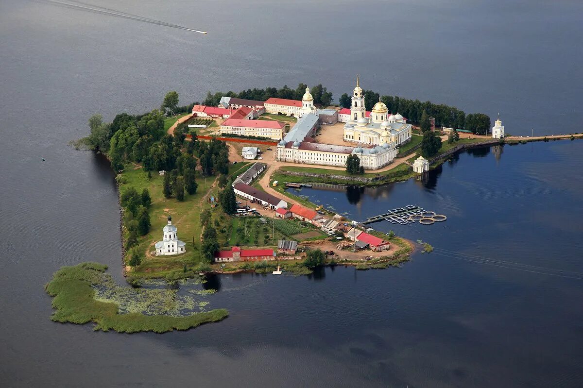 Монастырь Нило-Столобенская пустынь. Нило-Столобенская пустынь на озере Селигер. Осташков монастырь Нилова пустынь. Николо Столбнинская пустынь ь.