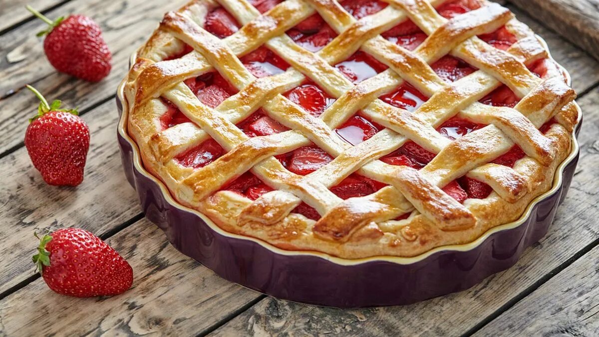 Strawberry pie. Пирог с клубникой. Пирог с клубникой. Пирог с клубникой с дрожжевым слоеным тестом. Пирог косичка из слоеного теста.