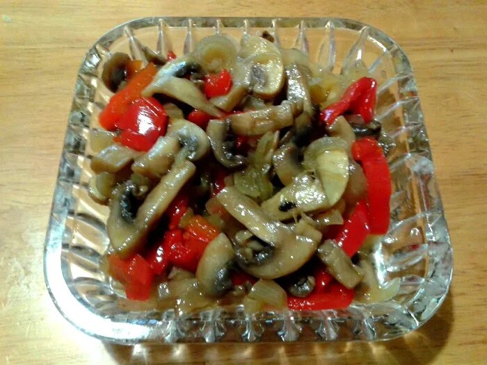 Шампиньоны маринованные с луком. Грибы маринованные перцем. Маринованные шампиньоны с болгарским перцем и луком. Грибы маринованные перцем. Салат с шампиньонами и болгарским перцем.