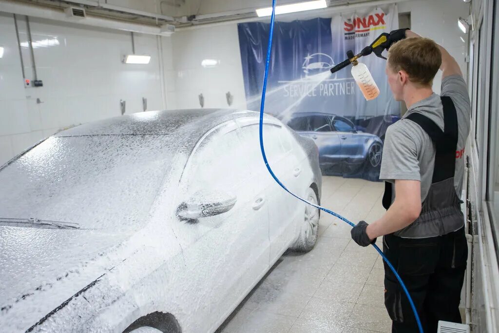 Автомойщик. Мойщик оборудования. Мойщик автомобилей. Мойка автомобиля. Работа на мойке автомобилей.