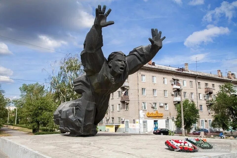 Защитники города сталинграда. Памятник Михаилу Паникахе. Памятник Паникахе Волгоград.