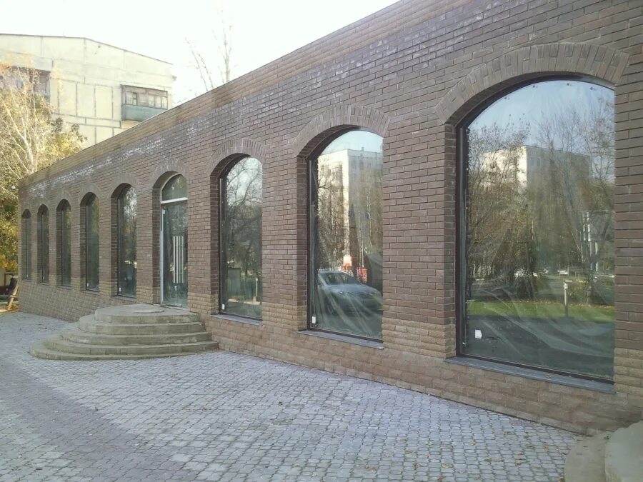 Фасад с арками. Фасад с арками. Дом нимейера в берлине. Европласт карниз арочные фасадные. Арочные окна на фасаде здания.