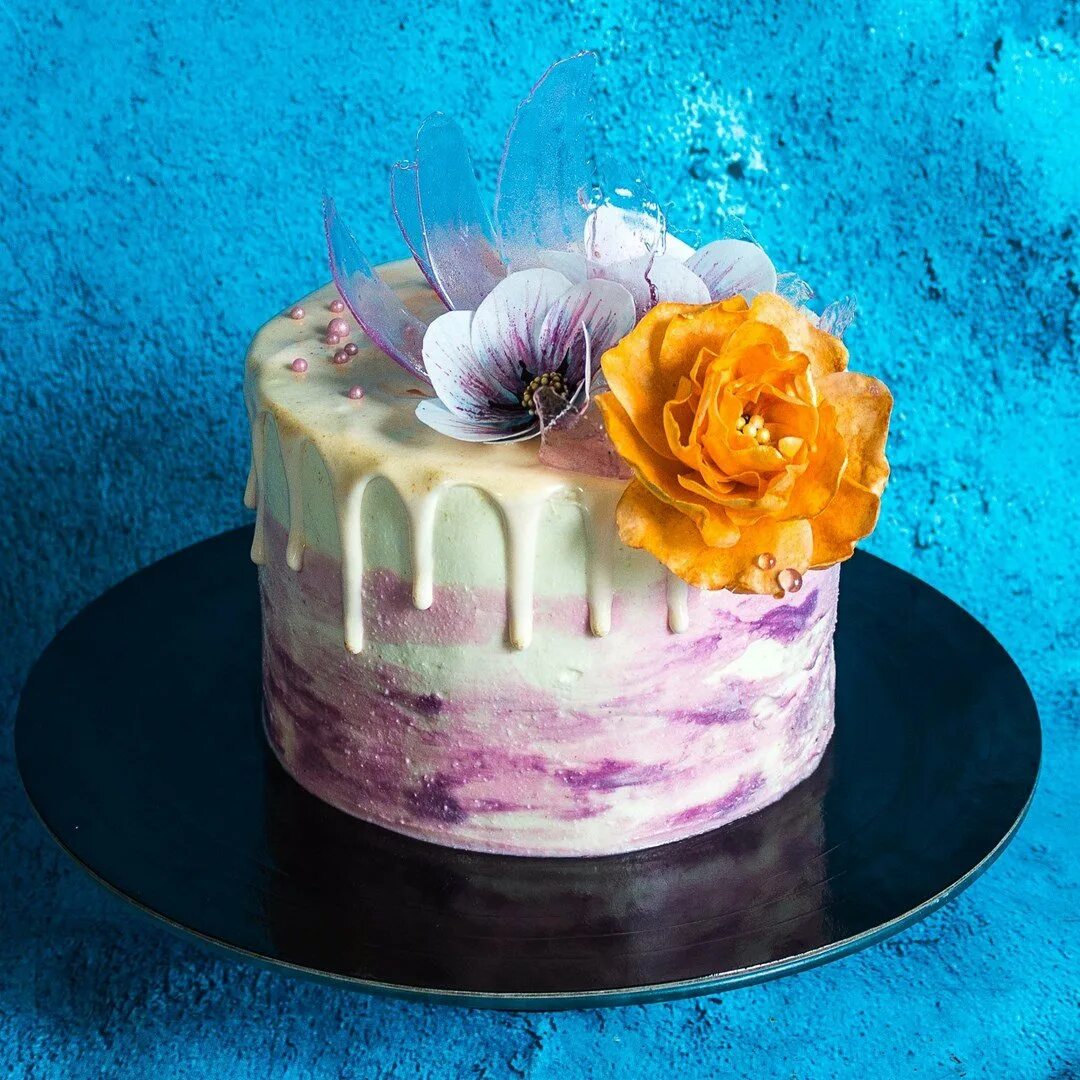 Декор торта вафельными цветами. Вафельные цветы для торта. Украшение торта вафельными цветами. Торт с вафельными цветами.