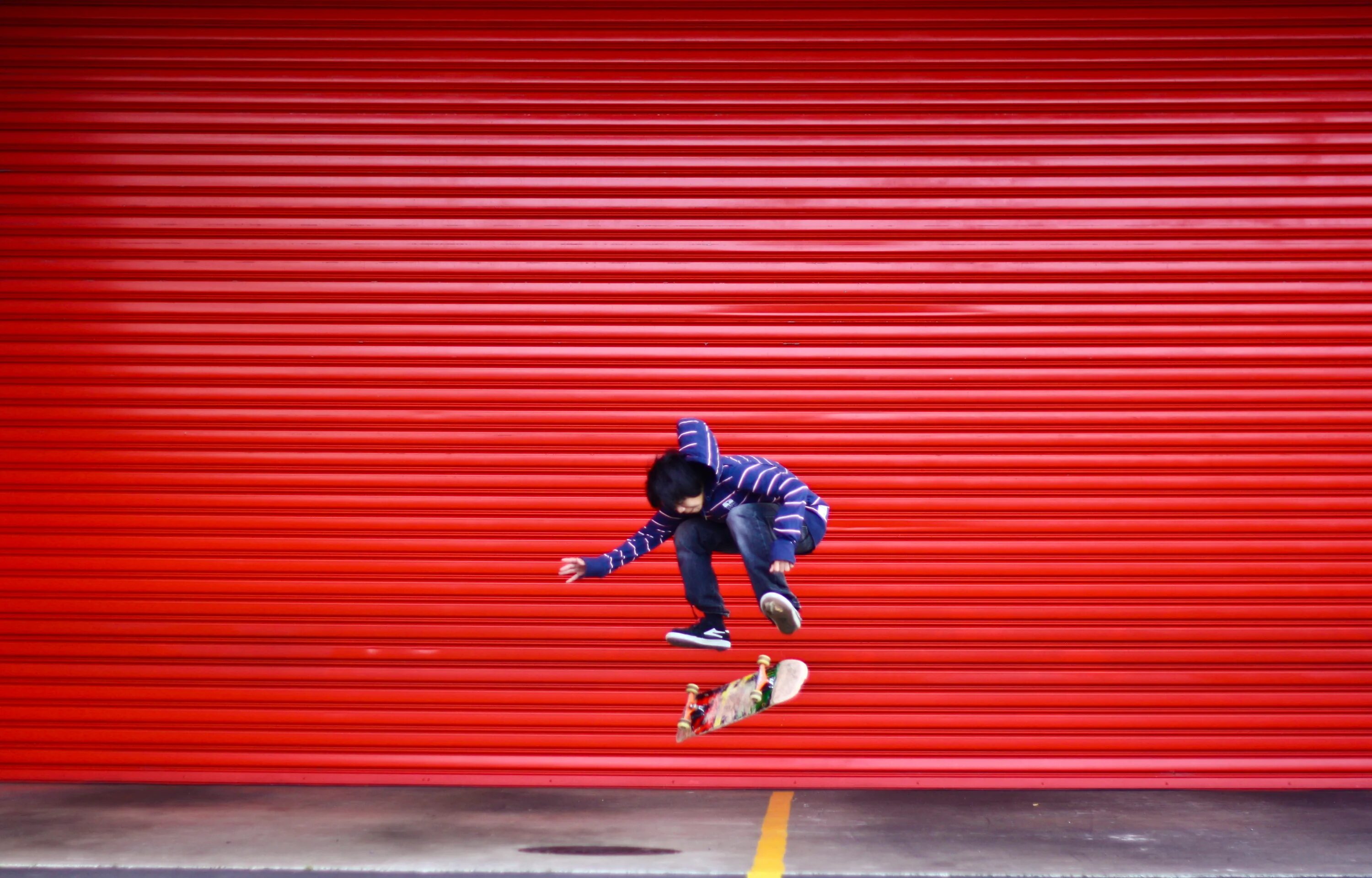 Скейтеры. Скейтер на Красном фоне. Скейт обои. Скейтбординг. Игры красная стена