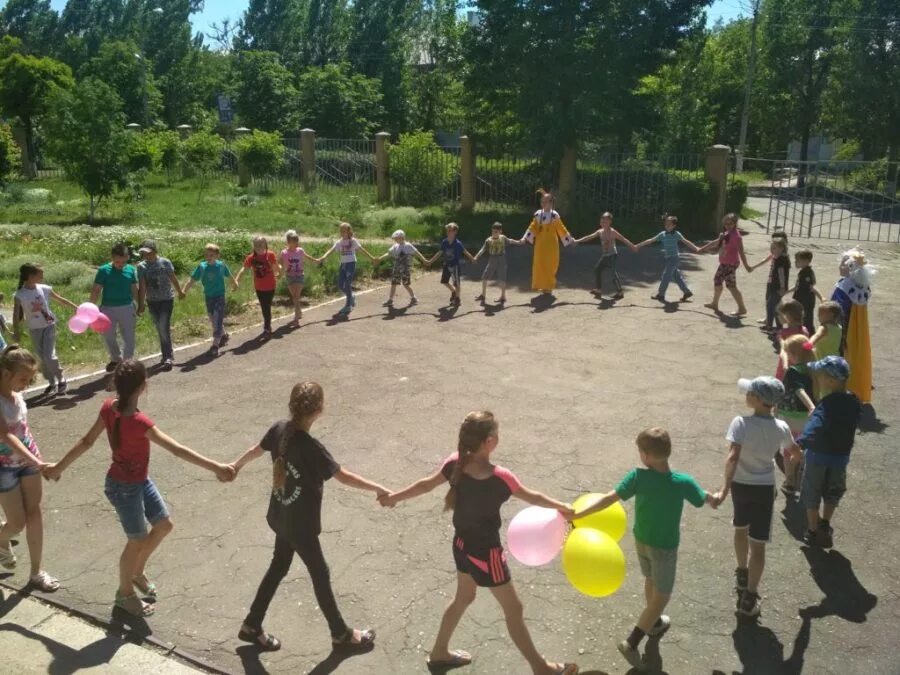 Пришкольный лагерь. Пришкольный оздоровительный лагерь. Дети в пришкольном лагере. Детский оздоровительный пришкольный лагерь. Дневной лагерь для школьников