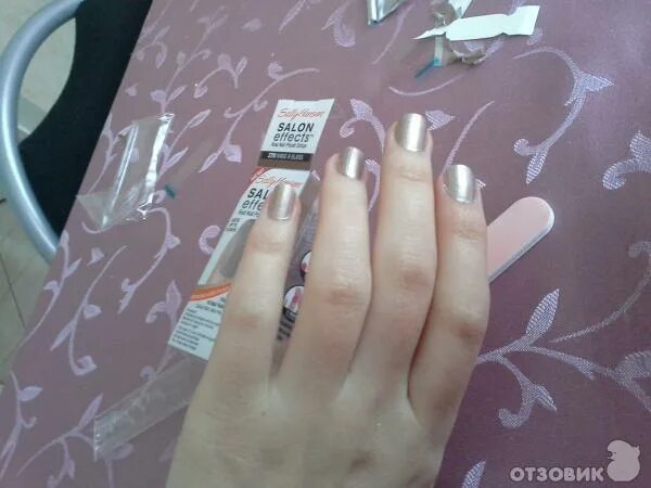 нанесение лаковые полоски. лаковые полоски под лампу. голубая светодиодная лента. маникюр без уф лампы. светильник светодиодный длинный.