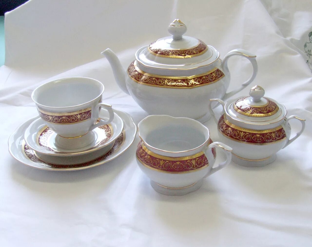 Сервиз bohemia czechoslovakia. Столовый сервиз на 12 персон богемия чехословакия. Чехословацкий столовый сервиз богемия. Столовый сервиз на 12 персон версаче. Сервиз столовый bernadotte чехия.