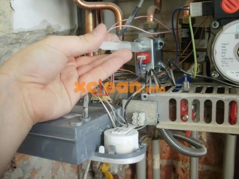 Почему не загорается котел. Газовый котел Садко. Газовый котел Ferroli ошибка розжиг горелки. Поджиг газового котла. Газовый котел отключается.