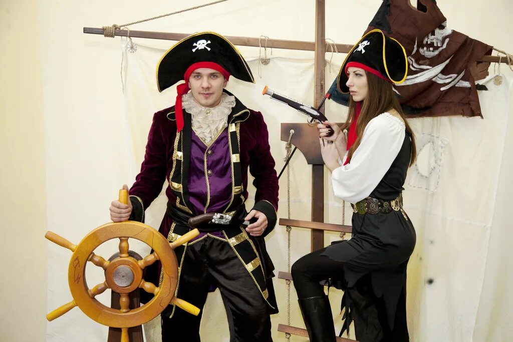 Где нарядные пираты. Аниматоры пираты Карибского моря. Пиратский стиль. Реквизит для пиратской вечеринки. Пиратский праздник.
