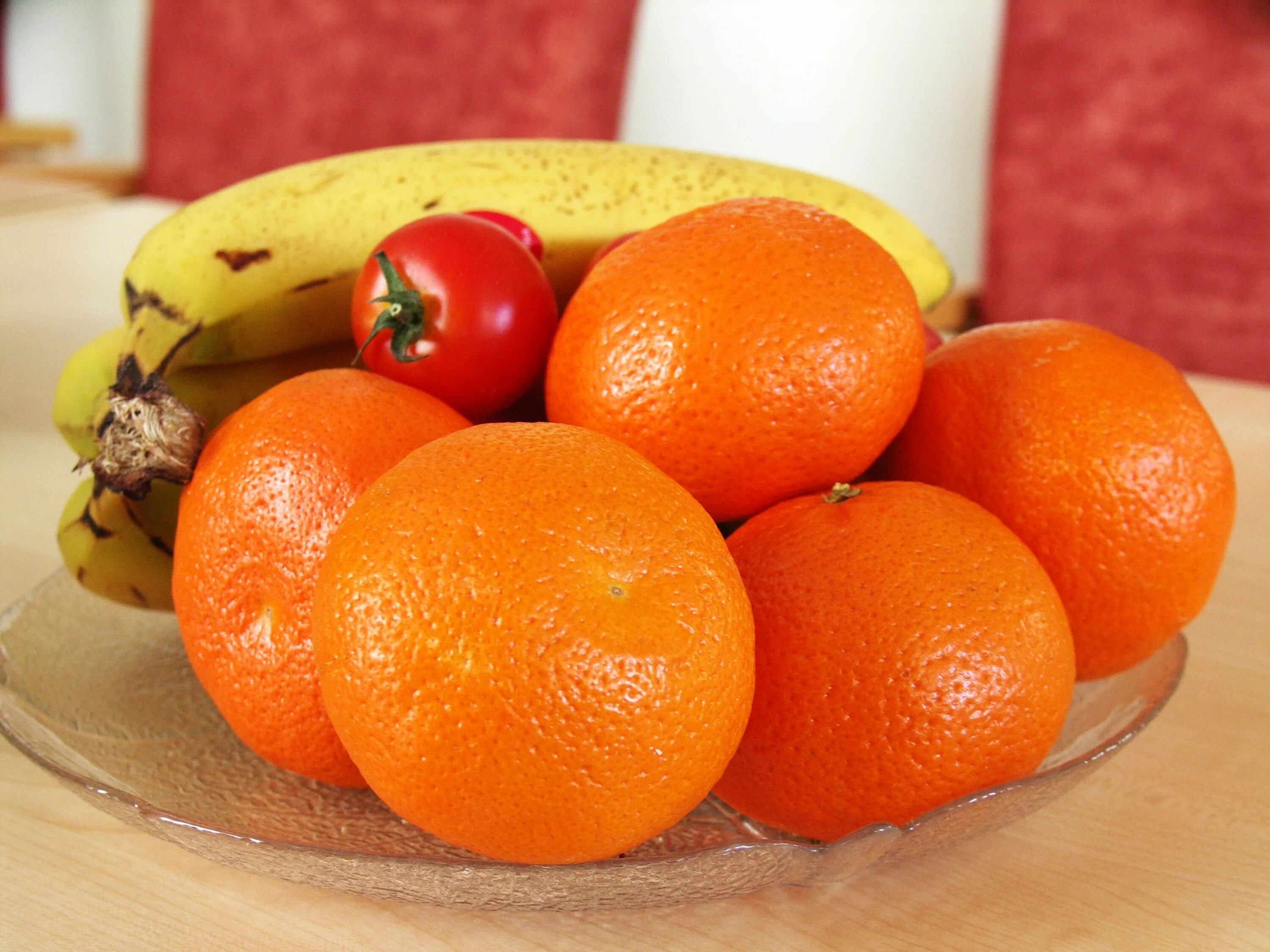 Оранжевый фрукт с черными. Фрукты оранжевого цвета. Оранжевые фрукты и овощи. Мандарин и банан. Бананы апельсины мандарины.