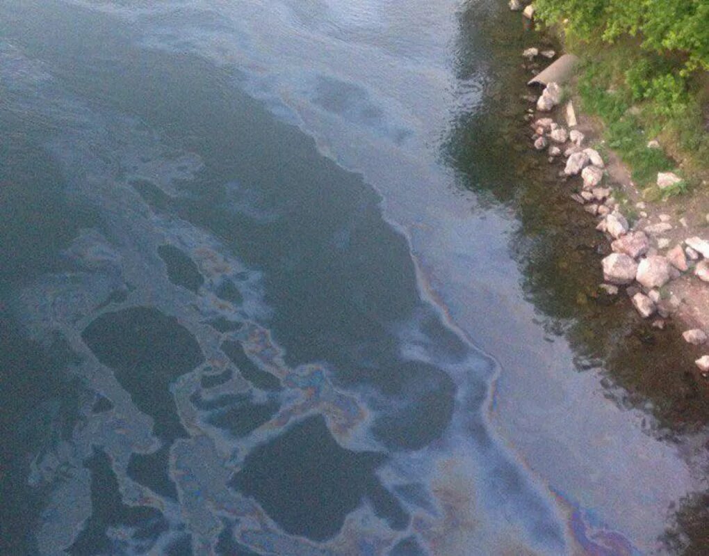 Речная вода примеси. Река Енисей загрязнение. Грязная река Енисей. Нефтяные пятна Енисей. Загрязненная река Енисей.