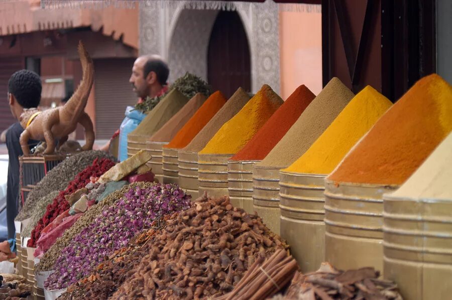 Специи рядом. Рынок специй. Марракеш, Марокко. Специи рынок Марракеш. Марокко рынок специи. Пряности Марокко.